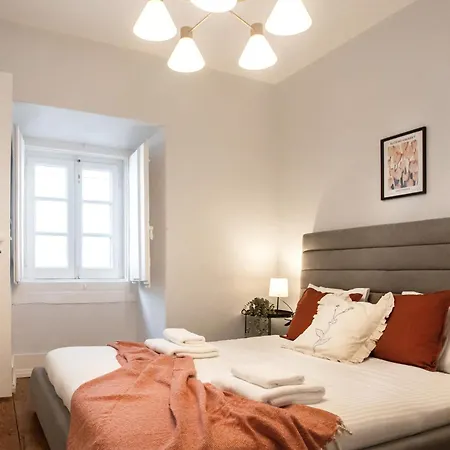 Apartment Charming 3-bedroom Retreat In The Heart Of *