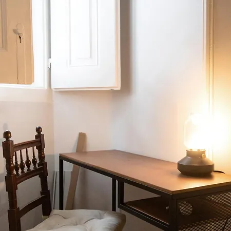 Apartment Charming 3-bedroom Retreat In The Heart Of