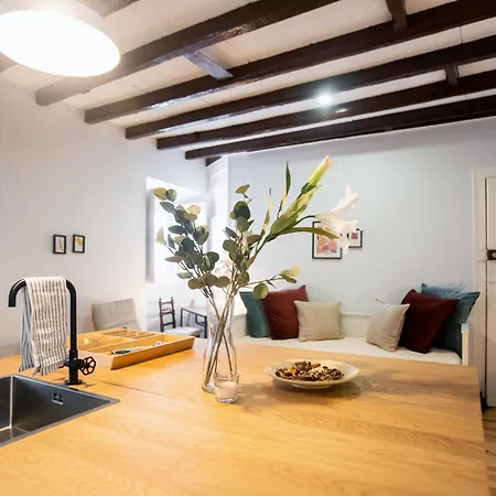 Charming 3-bedroom Retreat In The Heart Of Лиссабон