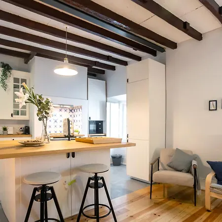 Apartment Charming 3-bedroom Retreat In The Heart Of *