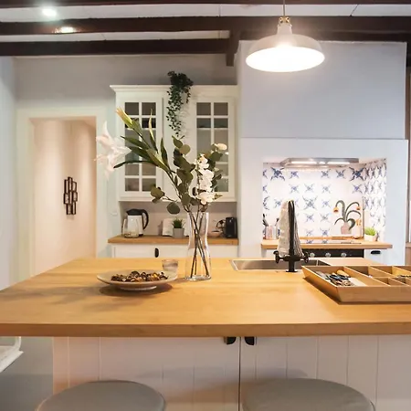 Charming 3-bedroom Retreat In The Heart Of Апартаменты Лиссабон