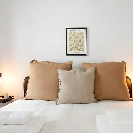 Charming 3-bedroom Retreat In The Heart Of Апартаменты