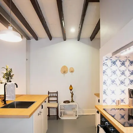 Апартаменты Charming 3-bedroom Retreat In The Heart Of