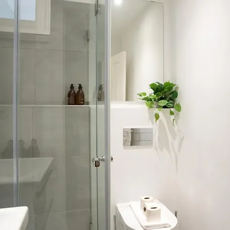 Charming 3-bedroom Retreat In The Heart Of Апартаменты *