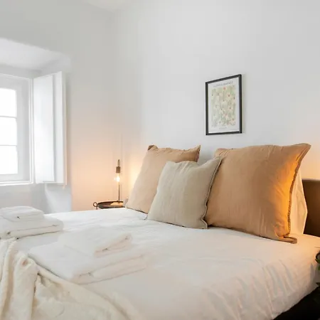 Charming 3-bedroom Retreat In The Heart Of Апартаменты Лиссабон