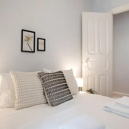 Апартаменты Charming 3-bedroom Retreat In The Heart Of Лиссабон