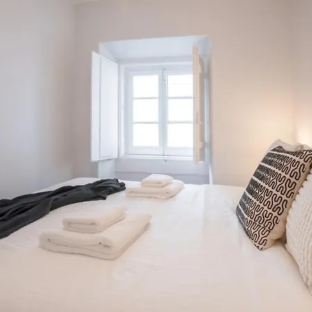 Charming 3-bedroom Retreat In The Heart Of Apartment