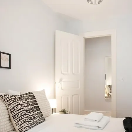 Апартаменты Charming 3-bedroom Retreat In The Heart Of *