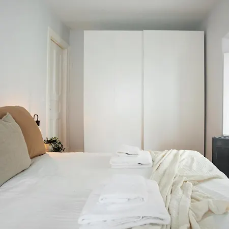 Charming 3-bedroom Retreat In The Heart Of Апартаменты