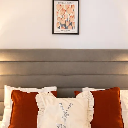 Апартаменты Charming 3-bedroom Retreat In The Heart Of *