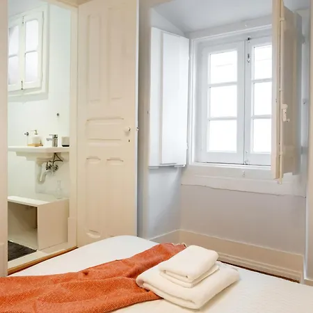 Charming 3-bedroom Retreat In The Heart Of Апартаменты Лиссабон