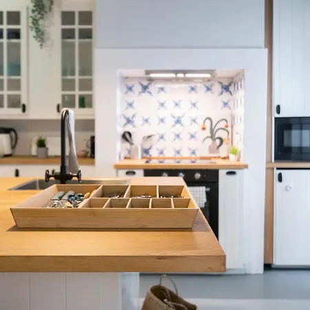 Charming 3-bedroom Retreat In The Heart Of Апартаменты