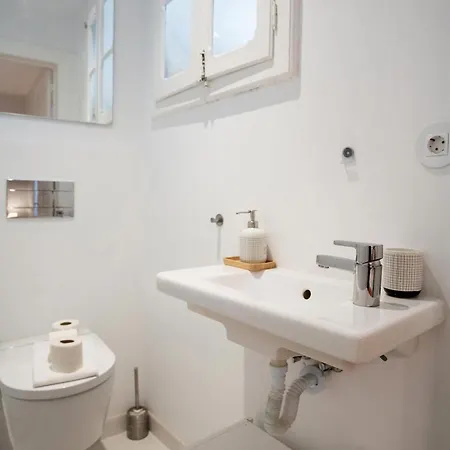 Апартаменты Charming 3-bedroom Retreat In The Heart Of